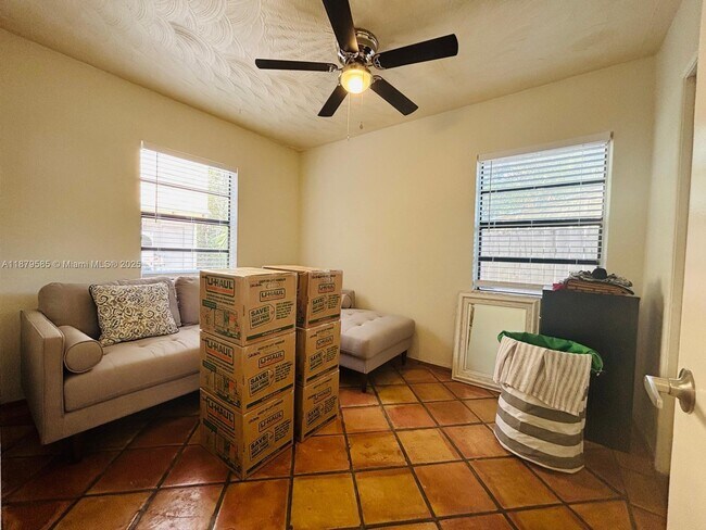 Building Photo - 1913 Riverside Dr