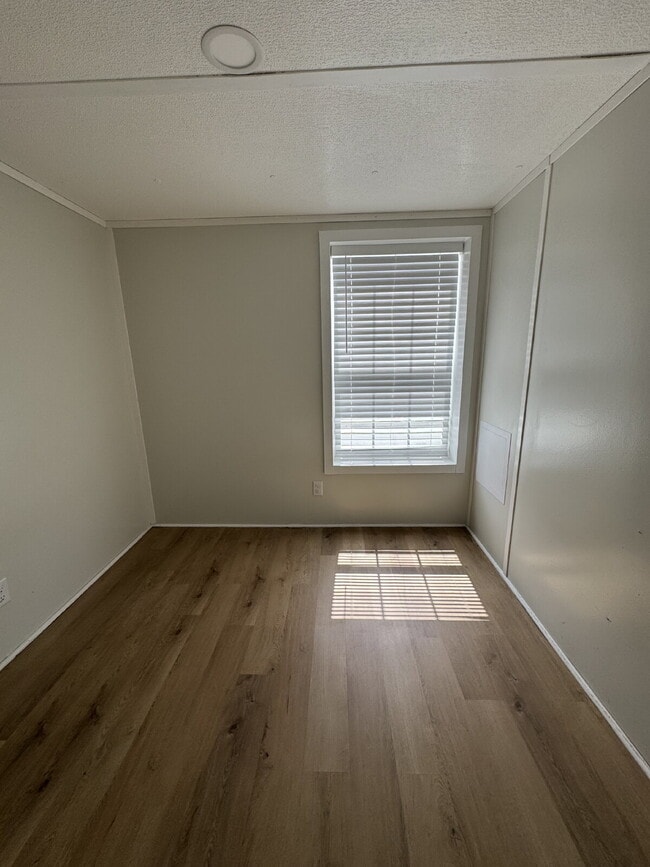 Building Photo - 253 Friendly Cir
