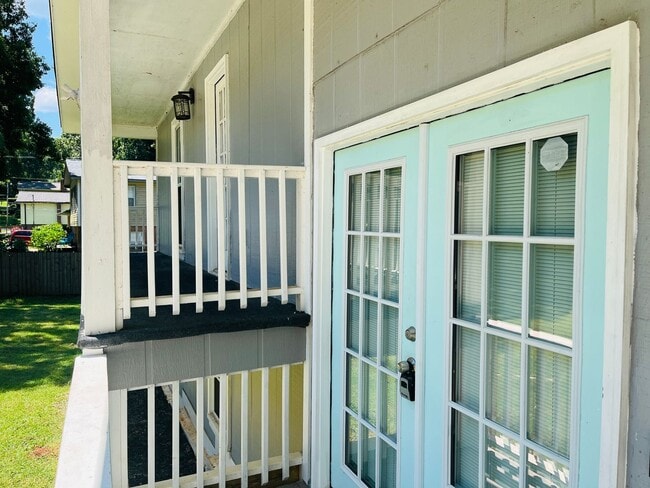 Building Photo - Beautiful 3 bedroom, 3 bathroom with large...