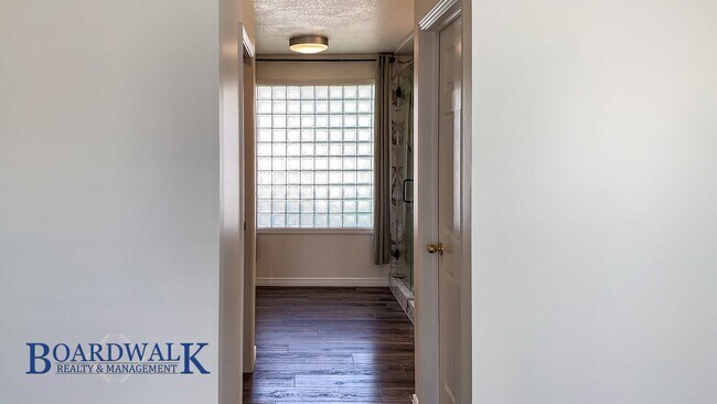 Building Photo - Modern Living Meets Mountain Lifestyle in Sandy