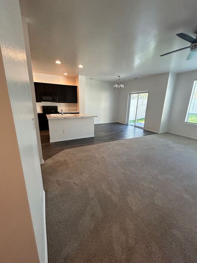 Building Photo - 3 Bedroom plus Loft For Rent! Victory Sout...