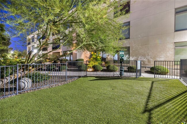 Building Photo - 8925 W Flamingo Rd