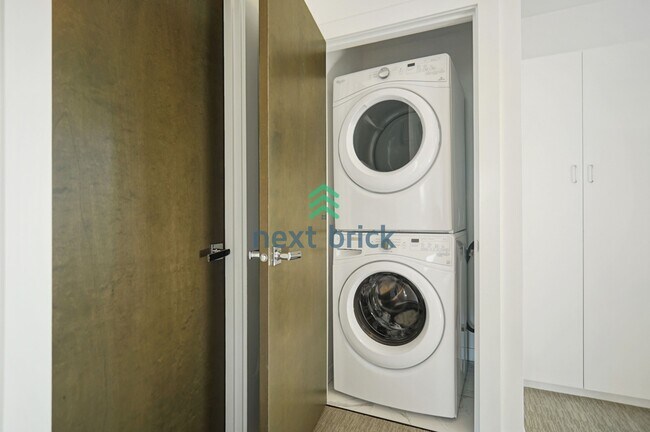 Building Photo - 3 BED & 3 BATH TOWNHOUSE FOR RENT