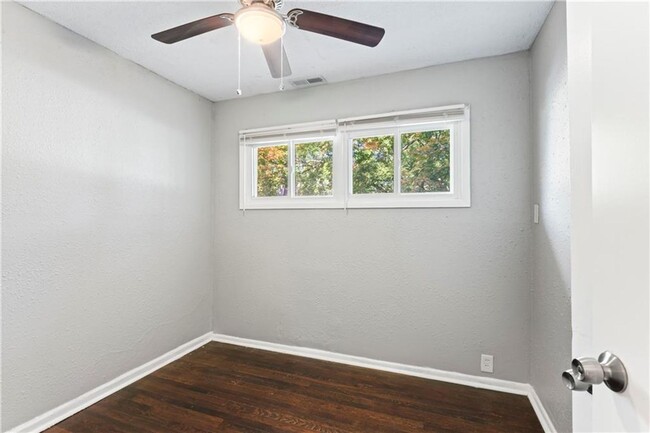 Building Photo - AVAILABLE NOW!! 3 Bedroom 1 Bath- $1,270.0...