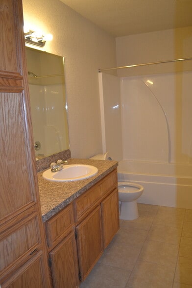 Master bathroom w/cabinets - 220 Ryan Cir Apt B
