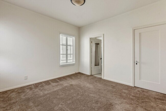 Building Photo - 1530 Miramar Dr