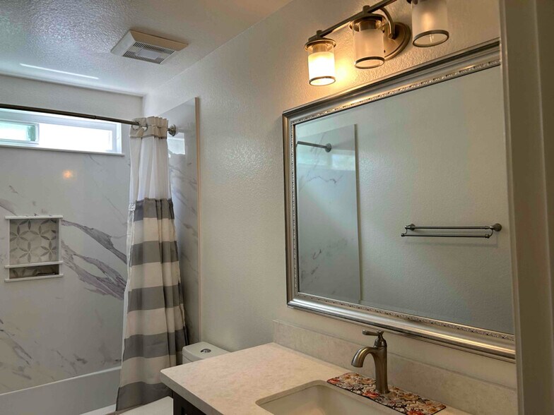 Building Photo - 1320 Rosana Way