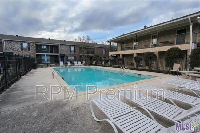 Building Photo - 4625 Parkoaks Dr