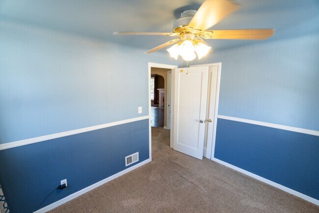 Building Photo - 2527 W Walton Ave