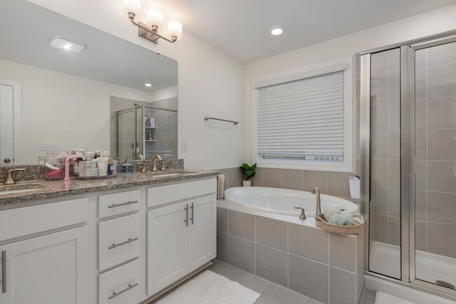 Building Photo - Breathtaking, Spacious Townhome in Parc at...