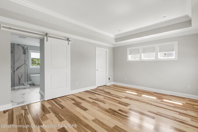 Building Photo - 402 6th Ave