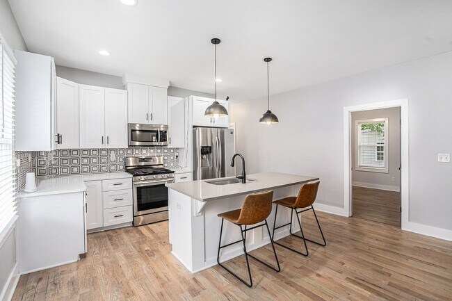 Building Photo - 4 Bedroom 3 Bath w/ Full Studio Basement