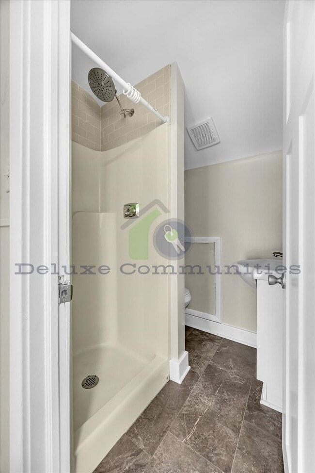 Building Photo - Completely Remodeled 2 Bed- Available Now!!