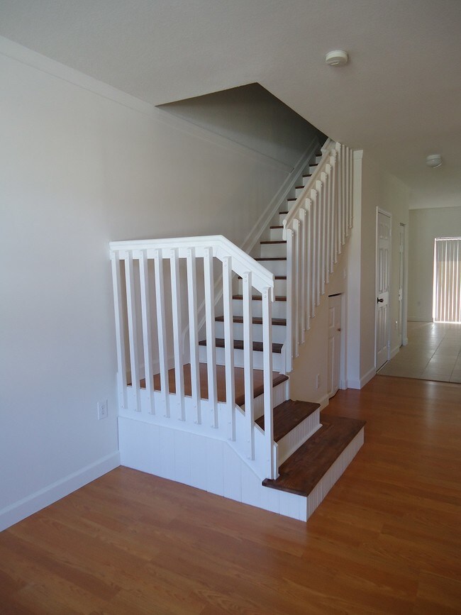 Building Photo - 1395 NE 33rd Ave