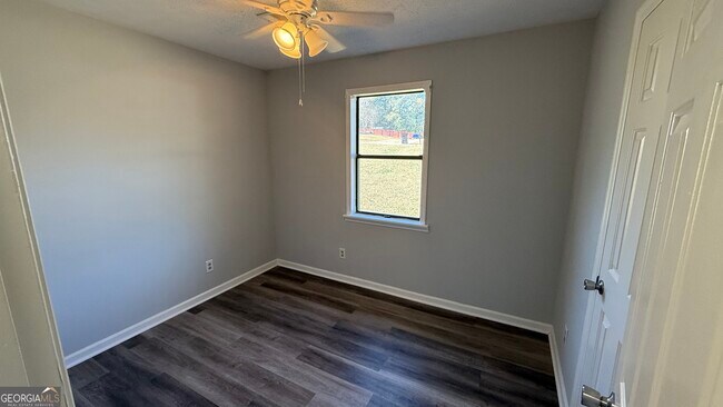 Building Photo - 110 Central Lake Dr