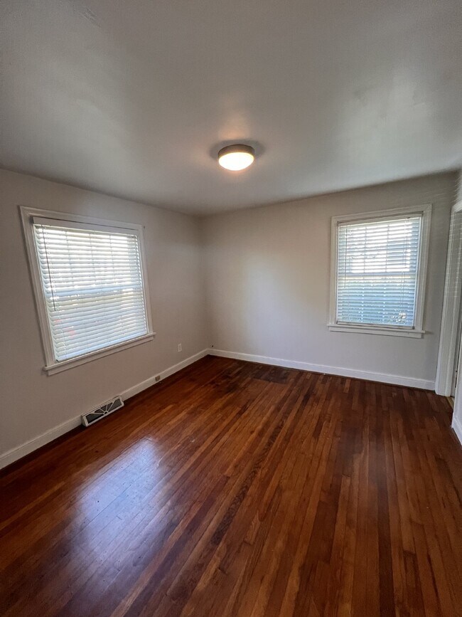 Building Photo - Adorable 2 Bedroom/1 Bath