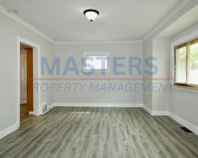 Building Photo - 3 Bedroom 1.5 Bathroom House
