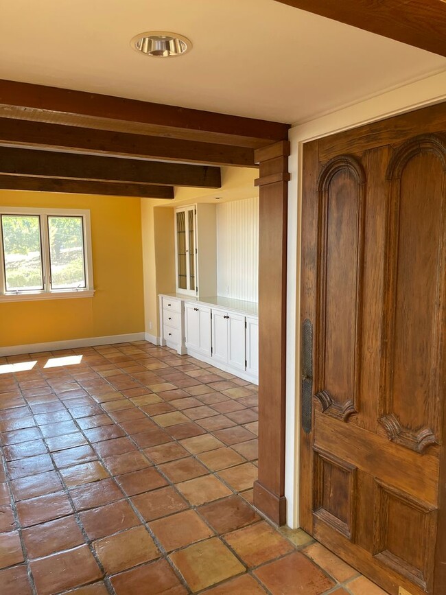 Building Photo - Spacious hilltop home, cul de sac location, fabulous views, Excellent Palo Alto Schools!