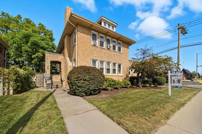 Building Photo - 2418 Burr Oak Ave