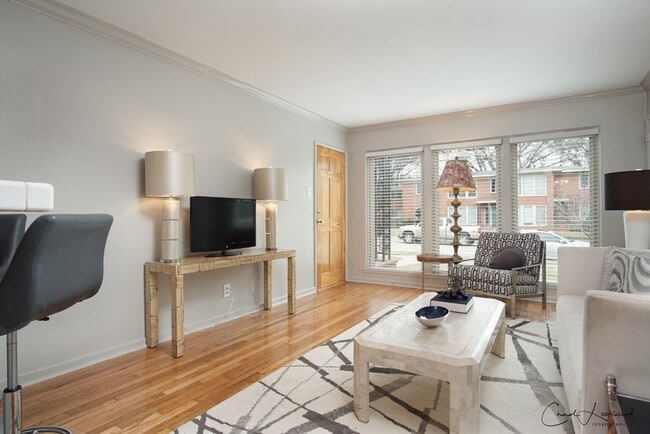 Building Photo - 2B/1B Apartment - $300 OFF 1ST MONTH SPECIAL