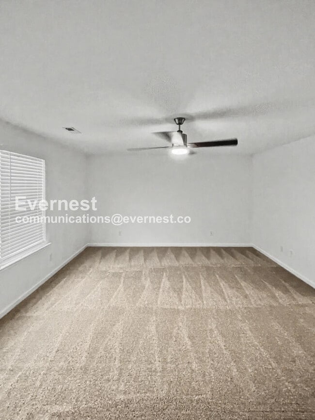 Building Photo - 3 Bed, 2.5 Bath Home with Fenced Yard & Garage / Available Now!