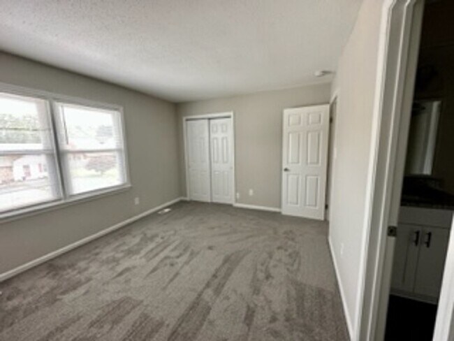 Building Photo - 2 Bedroom Town home in the heart of Virginia Beach