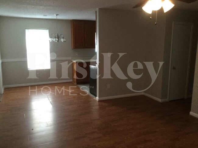 Building Photo - 117 Whispering Pine Ln NE