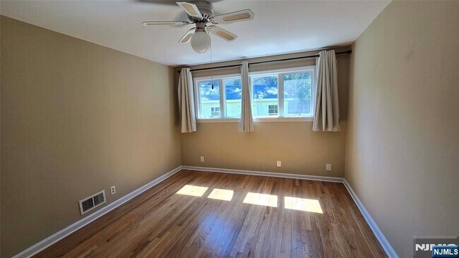 Building Photo - 40 Beechwood Rd