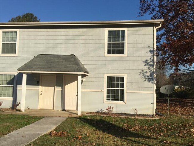 Building Photo - 700 Roberta Dr