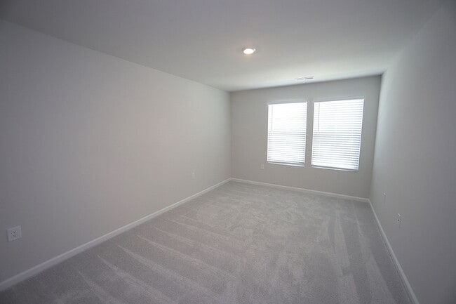 Building Photo - Beautiful 3 Bed+Bonus+2 Car Garage Townhome in New Wake Forest Community