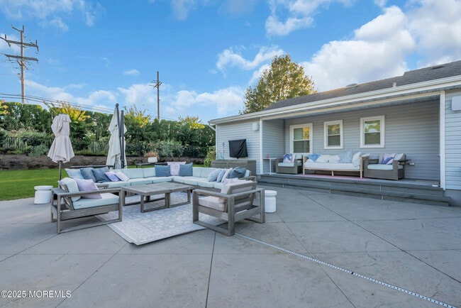 Building Photo - 1037 Woodgate Ave