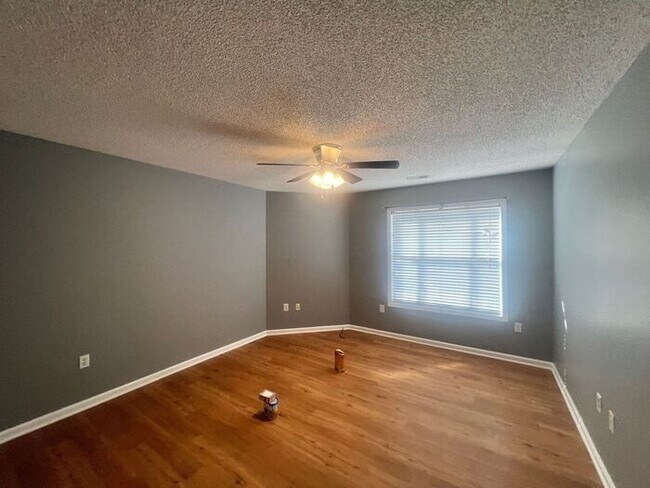 Building Photo - RENT SPECAIL*** $1400 For APRIL & MAY RENT.Breezewood Condo, 2 Brd/2bath Screen Porch! LVP wood f...