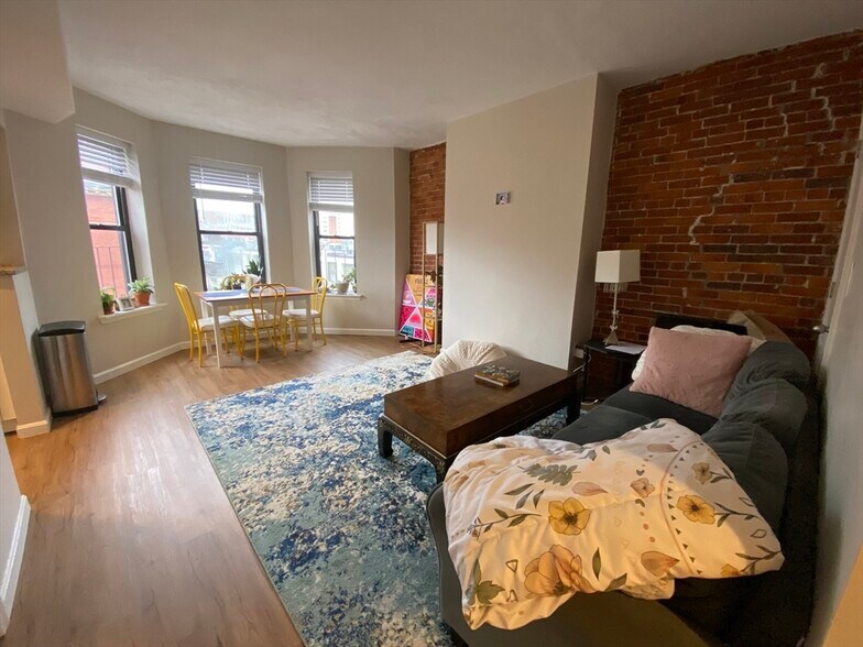 Primary Photo - 54 Gainsborough St