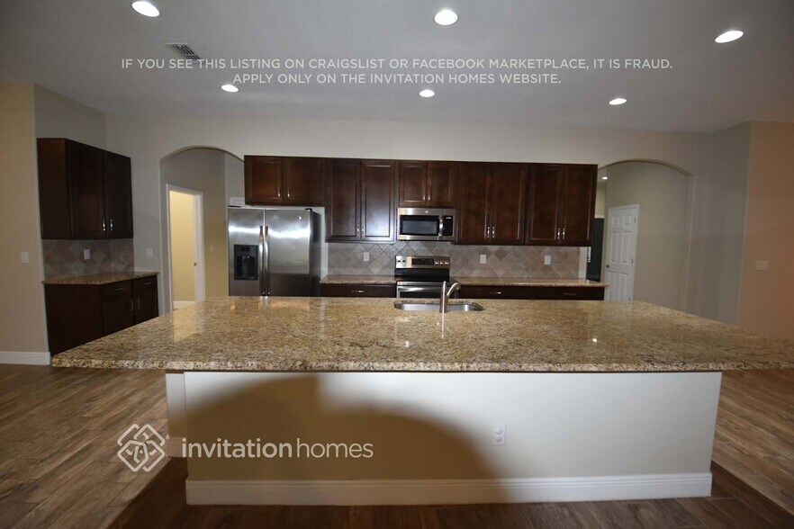 Building Photo - 1892 Tonka Terrace