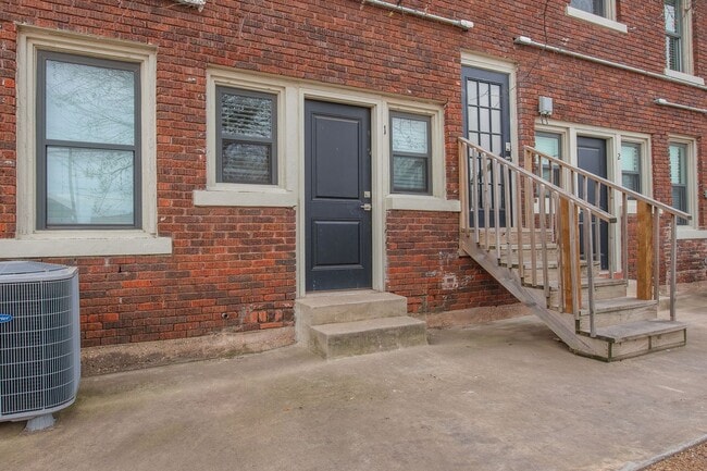 Building Photo - Welcome to this charmingly updated 2 Bedroom 1 Bathroom Bungalow Located in the Historic Jefferso...