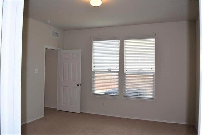 Building Photo - Cozy one story 3 bedroom - 2 bathroom open...