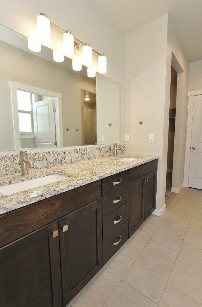 Building Photo - 2174 E Mendota Dr