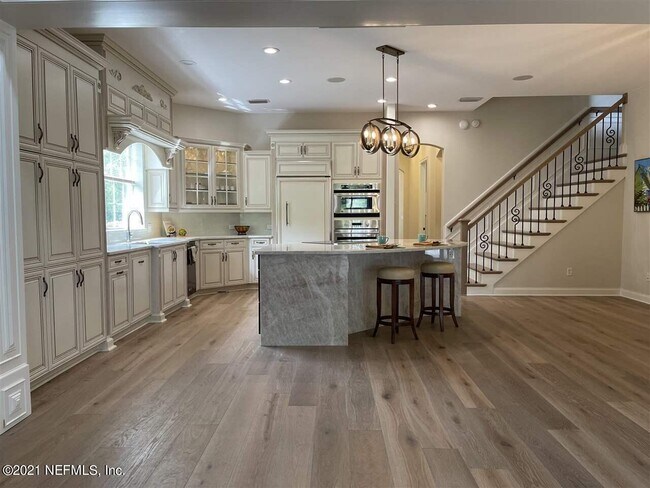 Building Photo - 2456 Den St