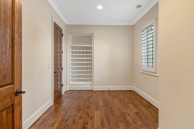 Building Photo - 5014 Mountview Pl