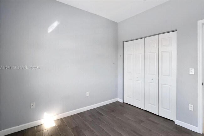 Building Photo - 373 NE 26th Pl