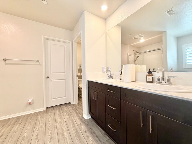 Building Photo - Modern 5 Bedroom 3 Bathroom Home in Tierra Del Sol with INCLUDED Solar & Low-Maintenance Living