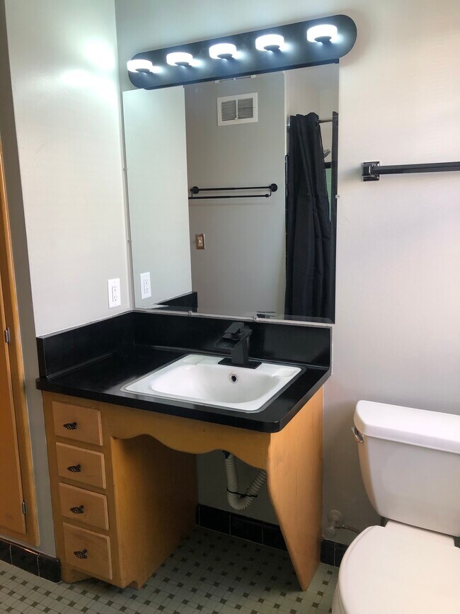Bathroom - 2952 S 38th St