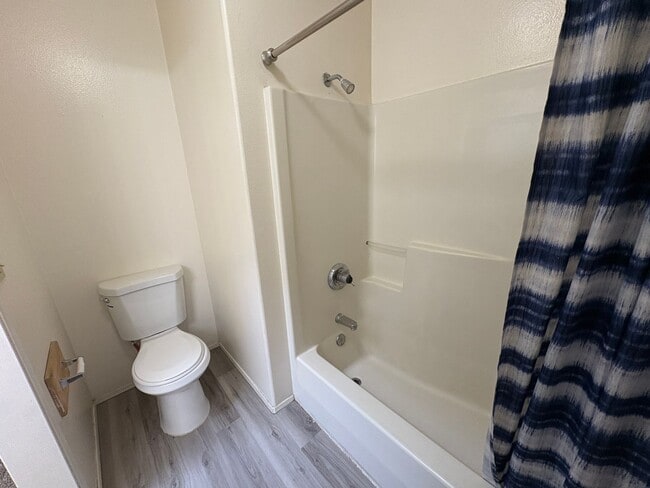 Building Photo - CHECK OUT THIS COZY 3 BEDROOM, 2.5 BATH TO...