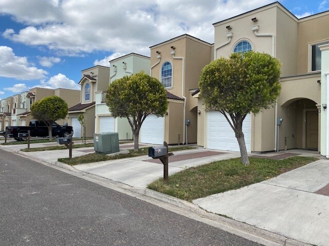 Building Photo - 3820 W Daffodil Ave