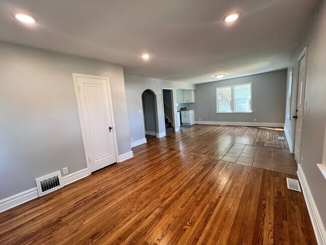 Building Photo - Adorable 3 Bedroom Fully Renovated Home!