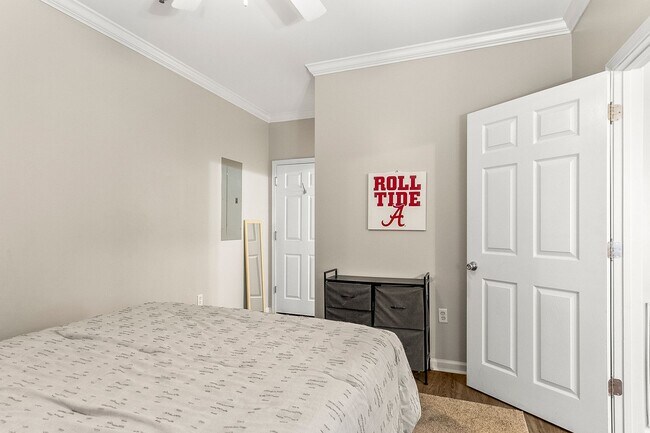 Building Photo - Capstone Quarters 2 BR/2 BA 2nd Floor Available