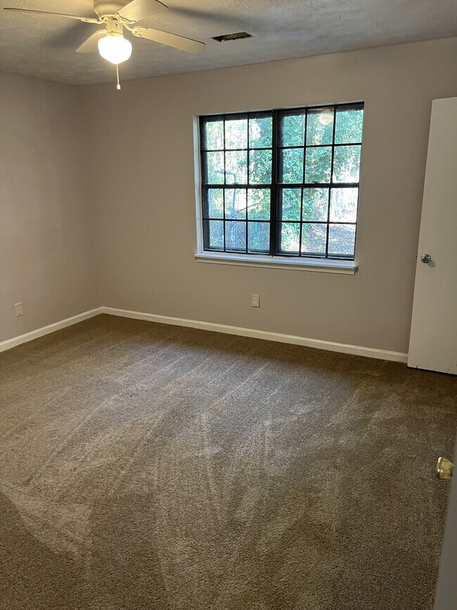 Building Photo - 662 Stonehedge Dr