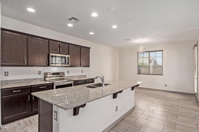 Building Photo - 905 S Canal Dr