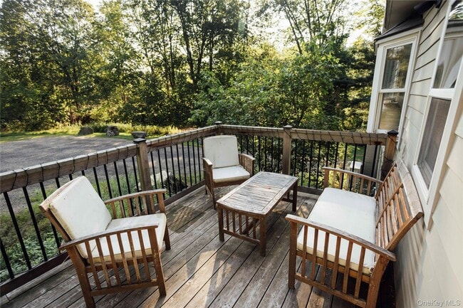 Building Photo - 2 Locust St