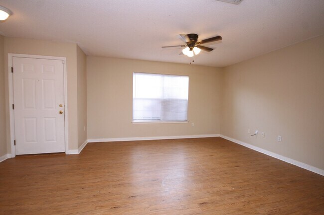 Building Photo - 3BR/2BA Home Near UWF – Wood-Look Flooring, Galley Kitchen, Pet Friendly!